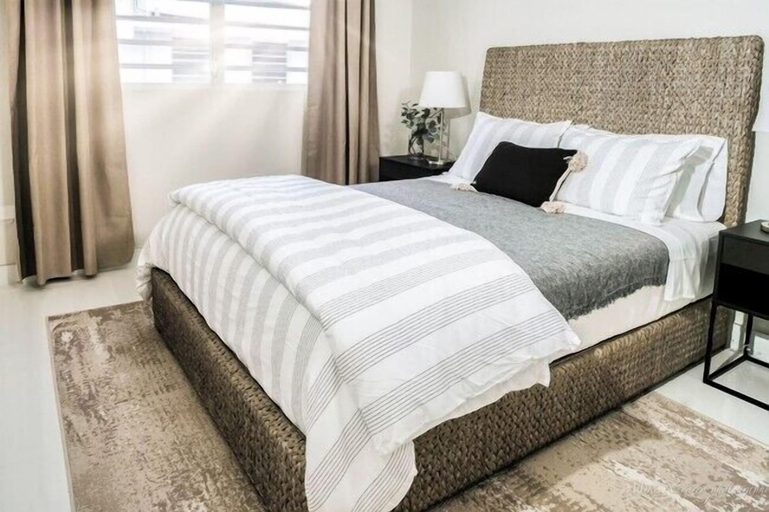 Interior, Breathtaking 3-Br Beachside Apt