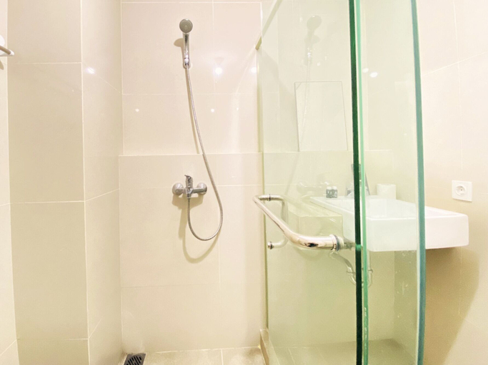 Bathroom 3, Relaxing 1Br Apartment At Landmark Residence Bandung, Bandung