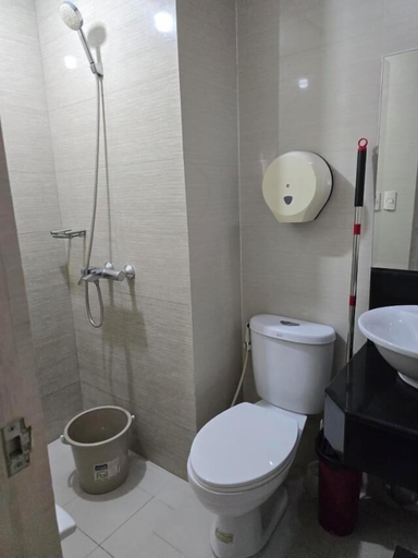 Bathroom 2, Newport Boulevard Apartments, Pasay City