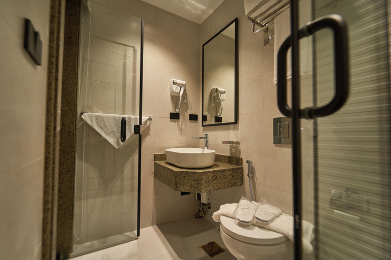 Bathroom 4, New Gold's Pyramids Hotel, Al-Ahram