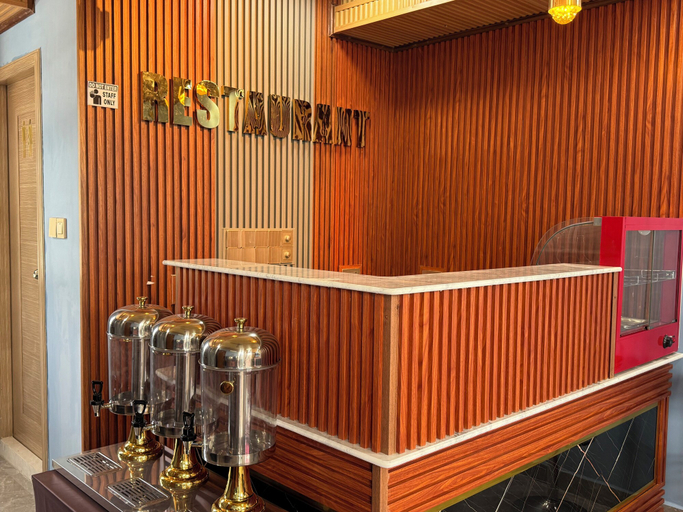 Restaurant 2, Breeze Haven Surf Retreat