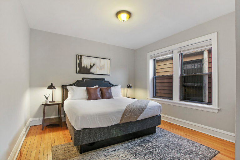 Room 5, 1BR Vibrant Apt - Montrose 2E, Cook