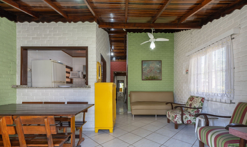 Living area 4, 3BR House 230m From Beach w/ BBQ & Grg Rgv115, Bombinhas