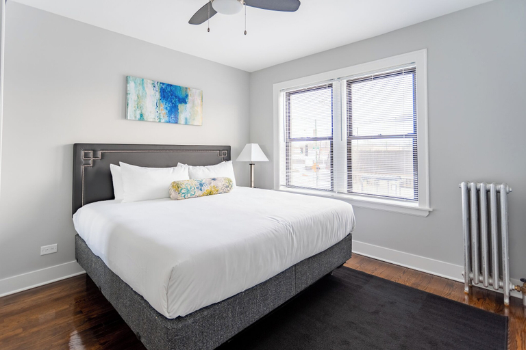 Room 1, Well-Appointed 2BR - Cicero 2N, Cook