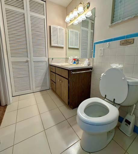 Bathroom 2, Speed & Sand, Volusia