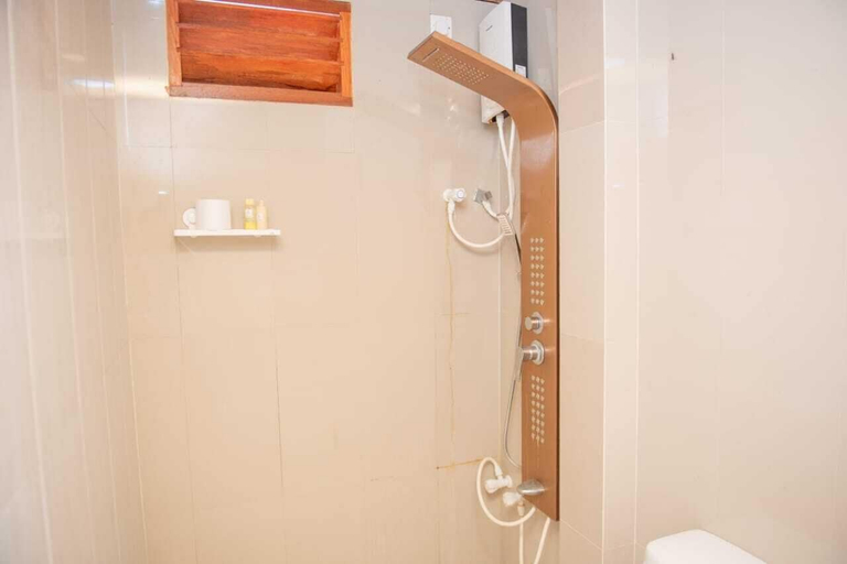 Bathroom 4, Avanti retreat