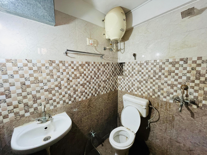 Bathroom 3, Hotel Heritage haveli, Udaipur