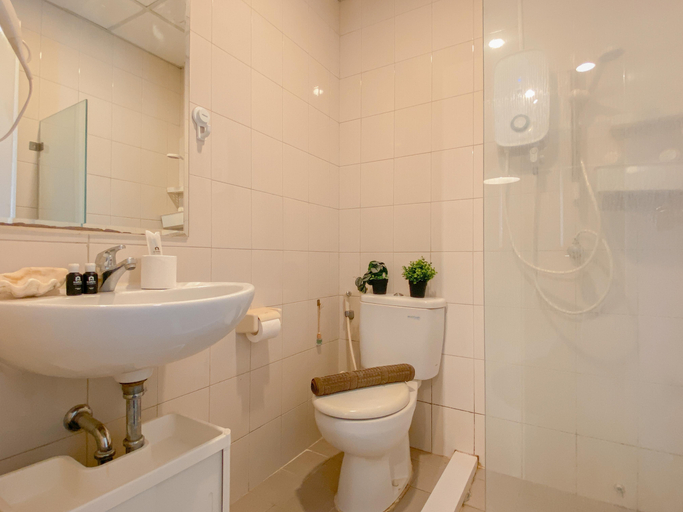 Bathroom 5, Spacious Studio at Signature Park Grande Apartment By Travelio, Jakarta Timur