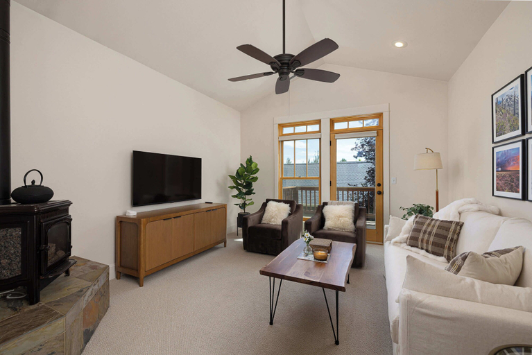 Living area 3, Cascade Cottage Stay for 6, Deschutes