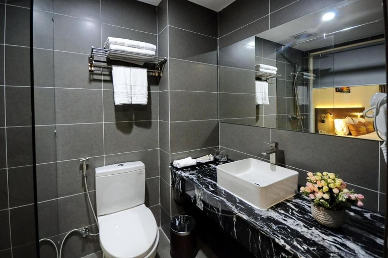Bathroom 4, Crown Nguyen Hoang Hotel, Nha Trang