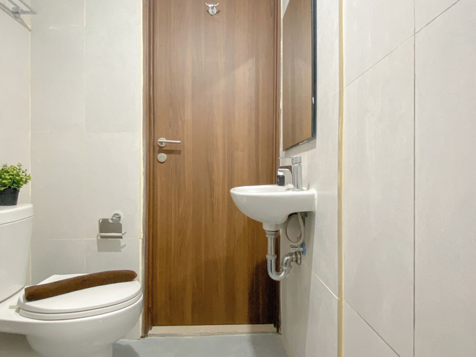 Bathroom 4, Modern Scandinavian Studio At Lrt City Sentul - Royal Sentul Park Apartment, Bogor