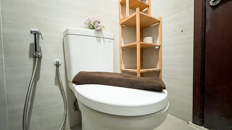 Bathroom 5, Basic Studio near Rawa Buaya Station at West Vista Apartment By Travelio, Jakarta Barat