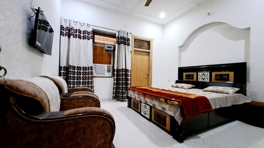 Room 4, Lord Krishna Home Stay Mathura, Mathura