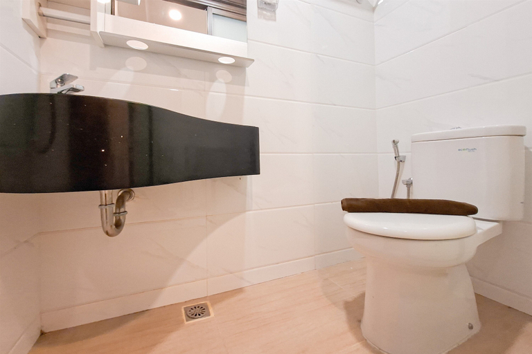 Bathroom 5, Modern Earth Tone Minimalist Studio At Sky House Bsd Apartment, Tangerang