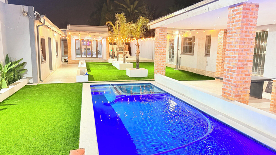 Outdoor pool, Nexus Luxury Lodge, Ekurhuleni