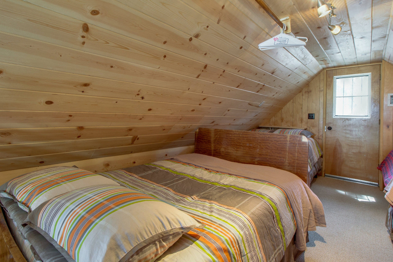 Room 4, Castle Rock Cabin #2, San Bernardino