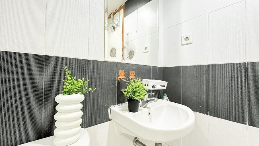 Bathroom 5, Scandinavian Minimalist 2Br At Cinere Bellevue Suites Apartment, Depok