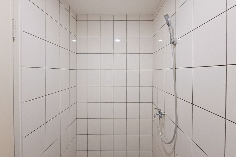 Bathroom 3, Comfortable Studio Room At Sudimara Forestwalk Apartment, Tangerang Selatan
