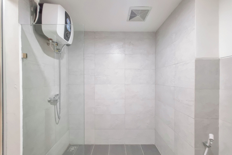 Bathroom 2, Spacious 2Br At Green Park Yogyakarta Apartment, Sleman