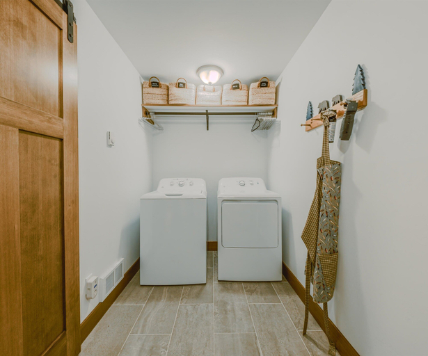 Laundry, Spotted Bear Cabin For 6, Flathead