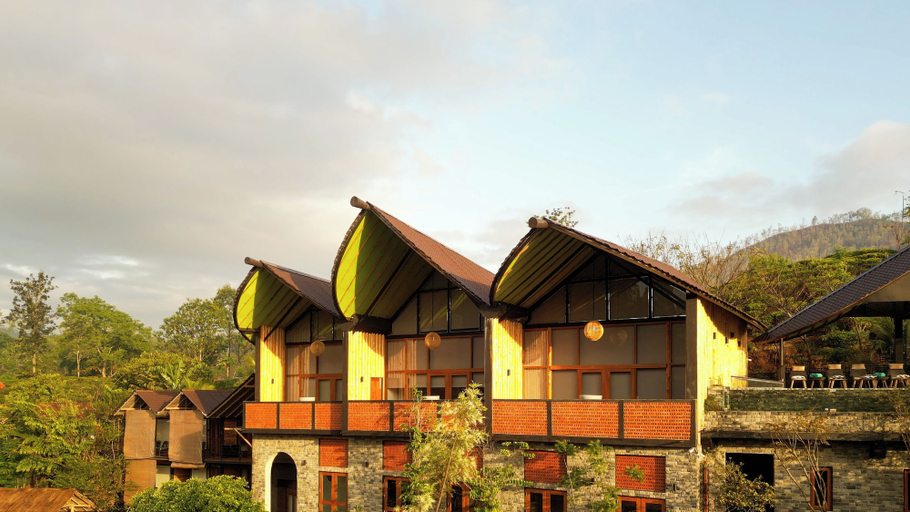 Exterior & Views