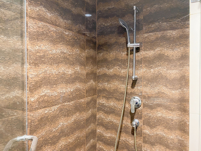 Bathroom 5, Homey 2Br Apartment At Lucky Tower Residence, Jakarta Barat
