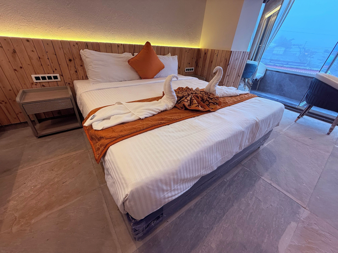 Room 4, Ikonic Hotel - Bhushi Dam Lonavala, Pune