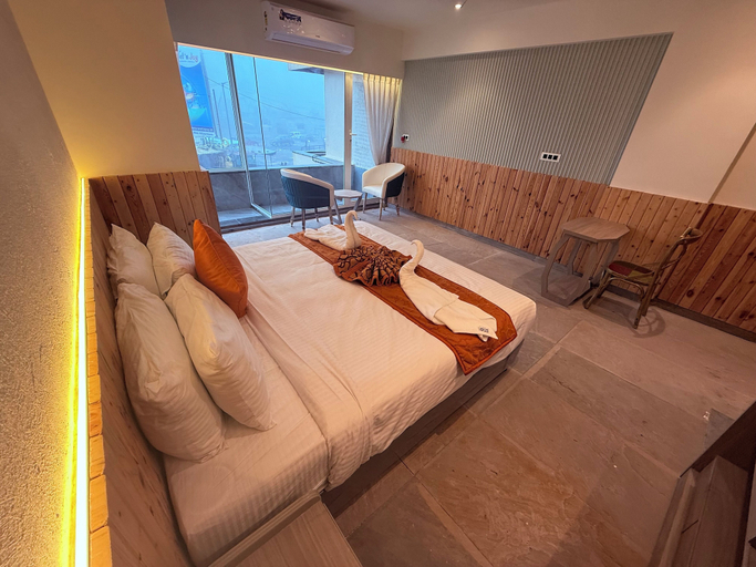 Room 2, Ikonic Hotel - Bhushi Dam Lonavala, Pune