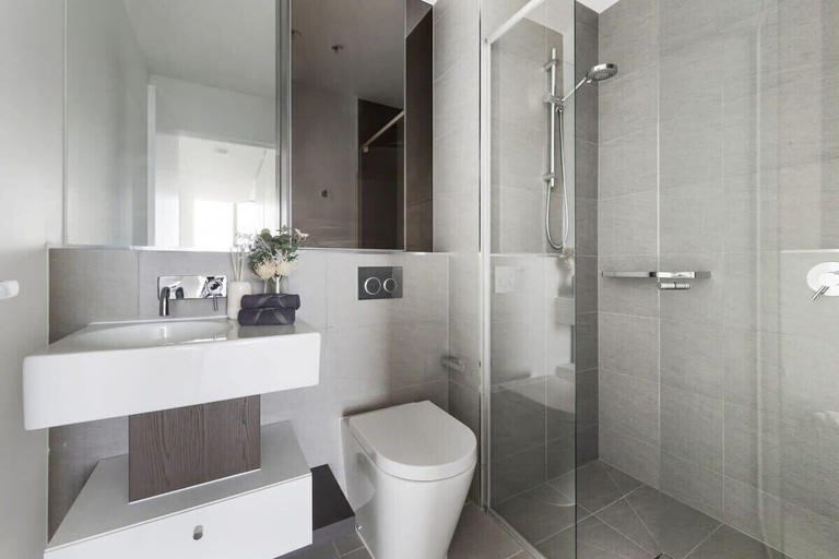 Bathroom 4, A Stylish 3BR Apt With Harbour Views, Free Parking, Melbourne