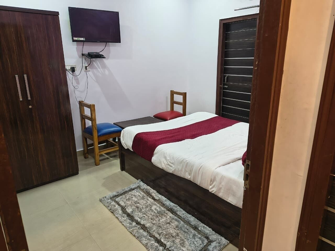 Room 5, HOTEL TRIMURTI INN, Lucknow
