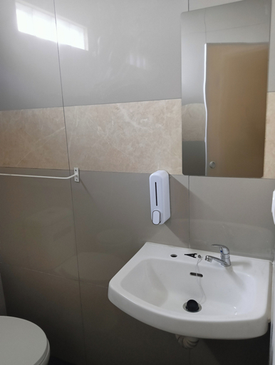 Bathroom 5, OYO 94778 Seven Residence, Bekasi
