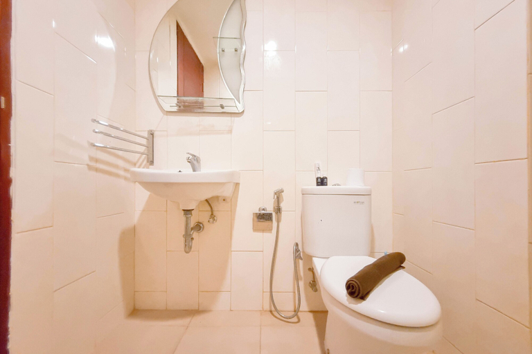 Bathroom 3, Tidy Studio At Mataram City Apartment, Sleman