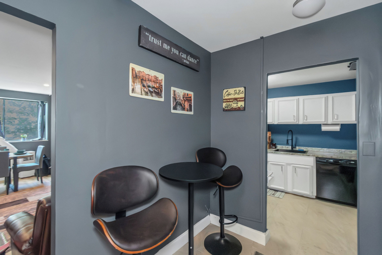 Private kitchen 2, 2BR Urban Comfort 2 King Beds & Movie Nights, Atlanta
