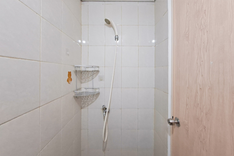 Bathroom 2, Basic Studio Apartment Near Krl Station At Poris 88, Tangerang