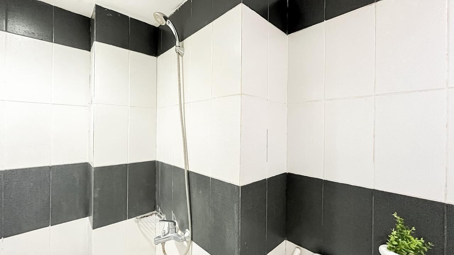 Bathroom 2, Scandinavian Minimalist 2Br At Cinere Bellevue Suites Apartment, Depok