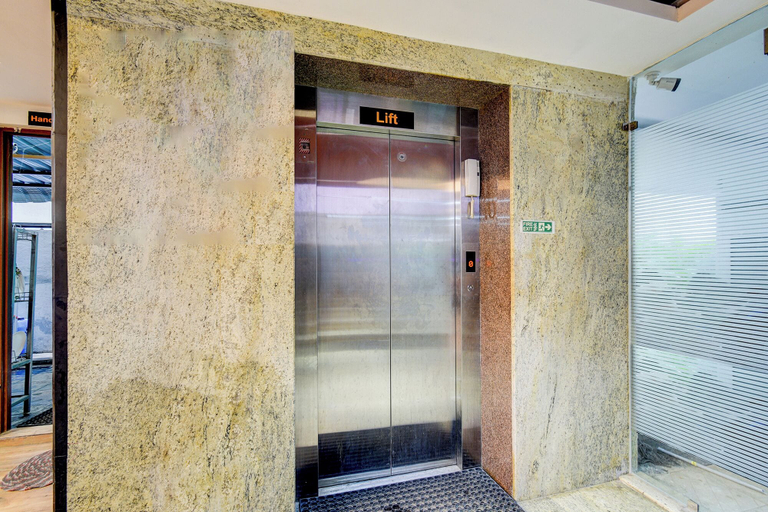 Elevator 2, FabHotel R3 Atmos - Near Hitech Exibition Centre, Hitech City, Hyderabad