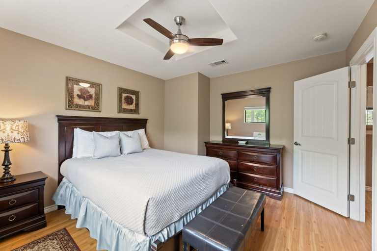 Room 4, Shiraz Haus - Unit B, Travis