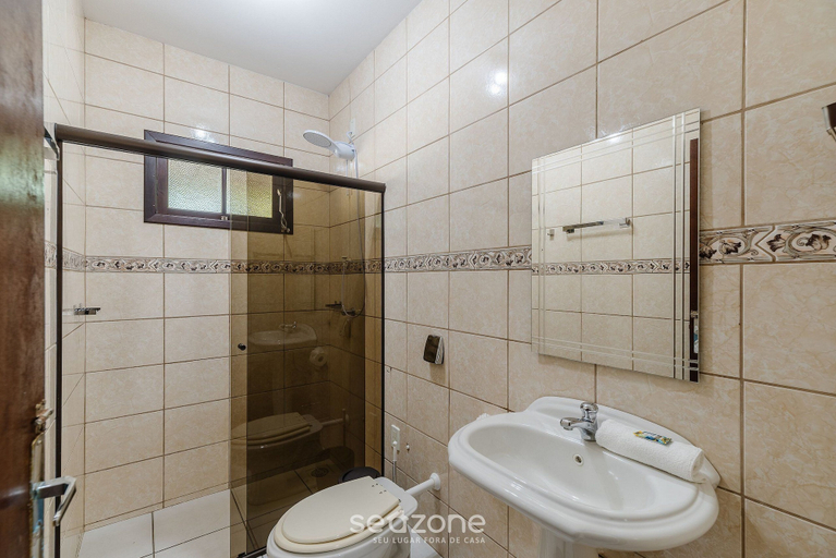 Bathroom, 3BR Home w/ BBQ 140m From the Beach Rae0126, Bombinhas
