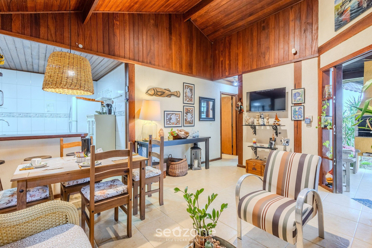 Dining 4, Charming House With BBQ by the sea Mon0099, Barra Velha