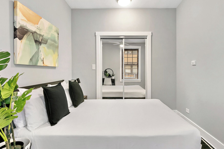 Room 4, Lovely 1BR Apt - Belmont B3, Cook