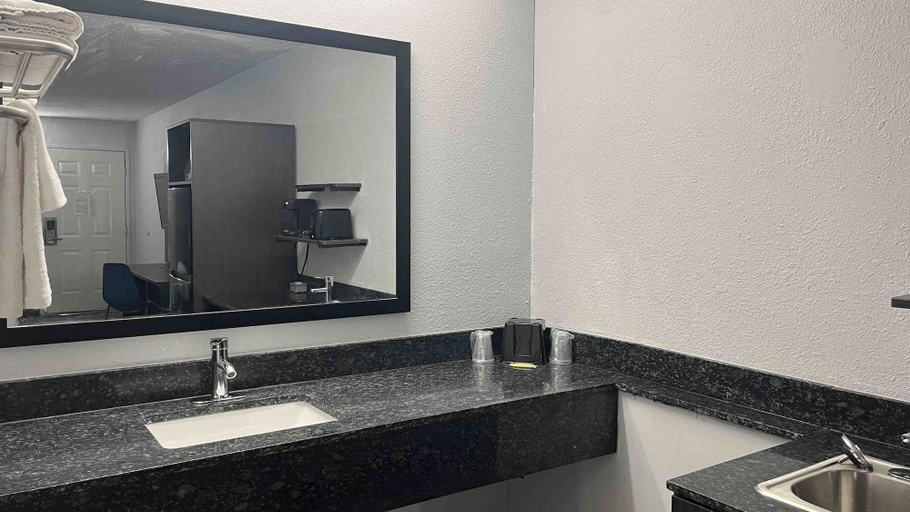 Bathroom 4, Studio 6 West Columbia, SC - Airport, Lexington