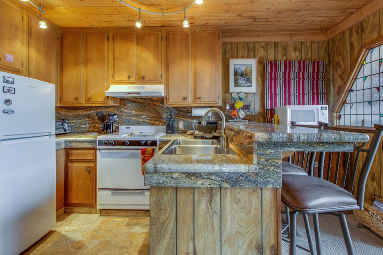 Private kitchen 2, Castle Rock Cabin #2, San Bernardino