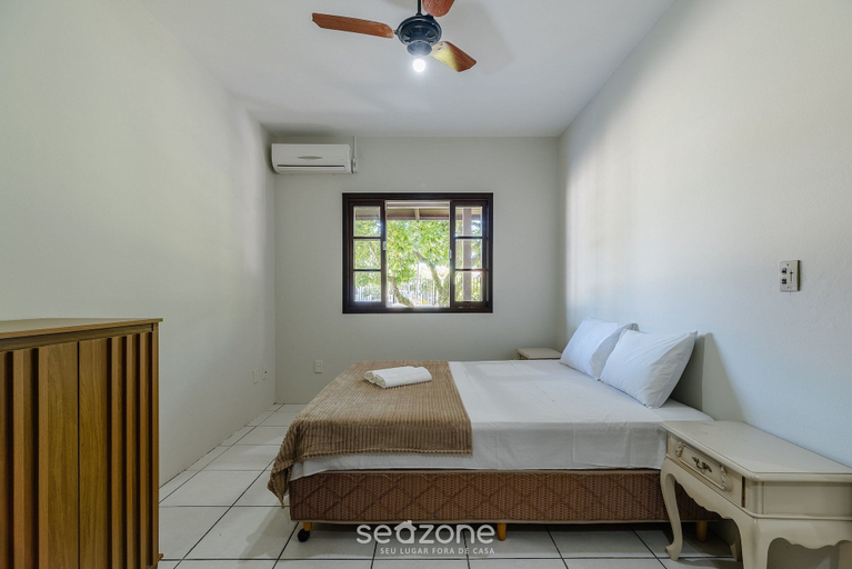 Room, 3BR Home w/ BBQ 140m From the Beach Rae0126, Bombinhas
