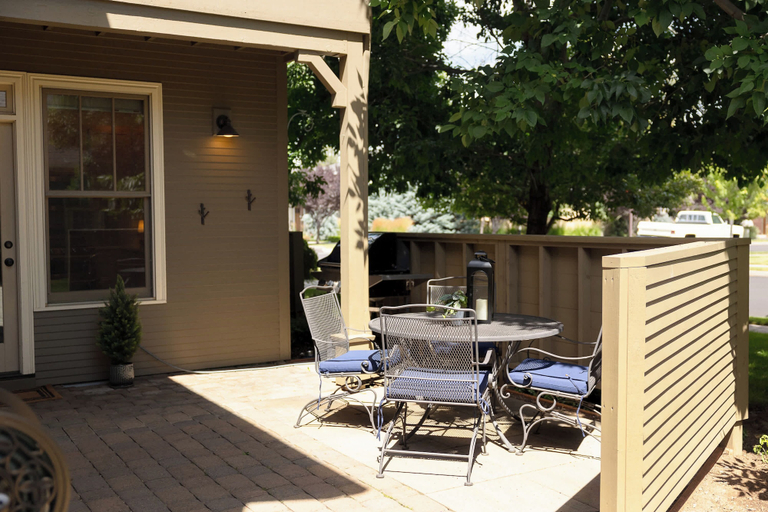 Outdoor dining 4, Cascade Cottage Stay for 6, Deschutes