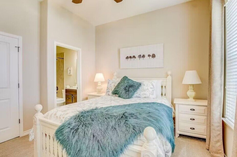Room 2, Bend in the River - Gorgeous 3-level Brownstone With Rooftop Views, Williamson