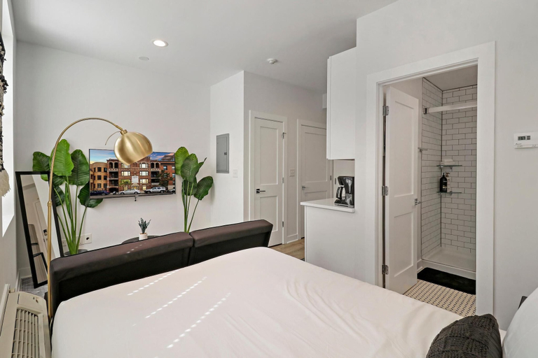 Room 4, Uptown Studio Gem - Montrose rep, Cook