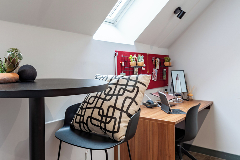 Room 2, Students Only Straits Egham - 40 mins to Waterloo - Direct Bus to Heathrow, Surrey