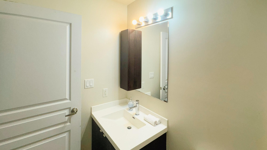 Bathroom 2, RivetStays - The Fly Luxury Suites, Toronto