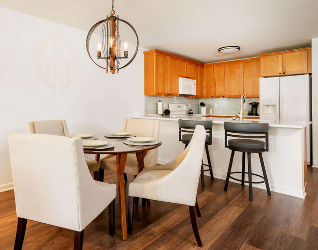 Dining, Community Pool Near Lake Como Interlaken for 6, Walworth