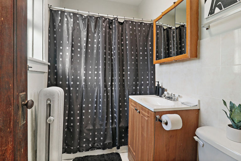 Bathroom, 1BR Airy Apt- Barry 2, Cook